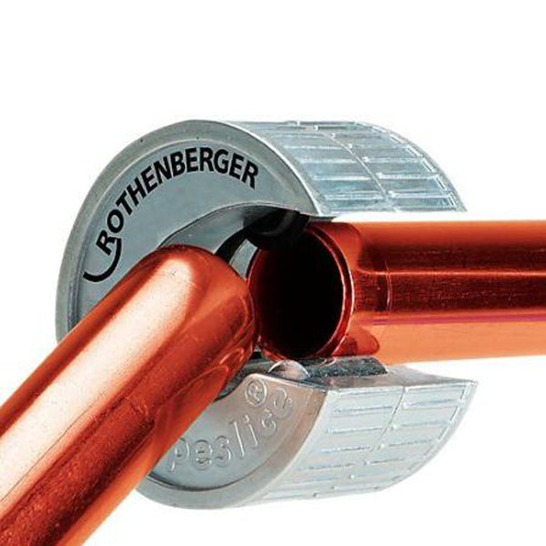 Copper pipe cutter tool cutting copper pipe, building materials, DIY plumbing supplies