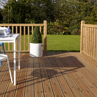 2.4M X 2.4MTR DECKING KIT SQUARE SPINDLES AND SQUARE NEWELS INC FIXING PACK